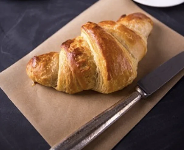 Làm bánh croissant bằng giấy nến đơn giản