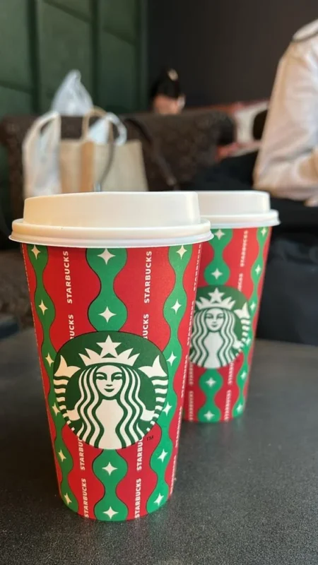 ly starbucks giáng sinh