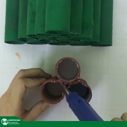 Cách làm cây thông Noel bằng lõi giấy vệ sinh đơn giản, độc đáo, thân thiện với môi trường